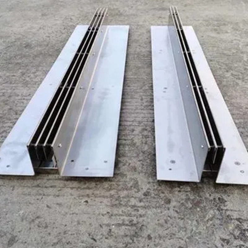 يتم استخدام قنوات الصرف الخطية للأرصفة