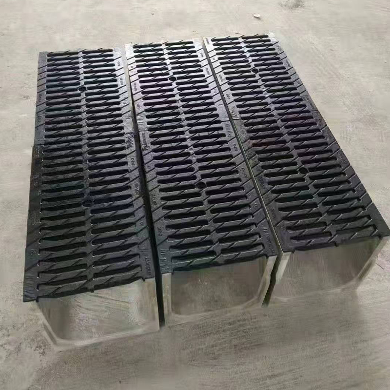 أين يجب وضع قناة الصرف بالنسبة للممر أو الفناء أو أساس المبنى؟