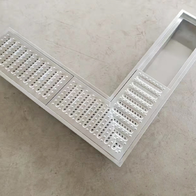 قناة تصريف من الفولاذ المقاوم للصدأ ذات خصائص مضادة للانزلاق ومقاومة للتآكل